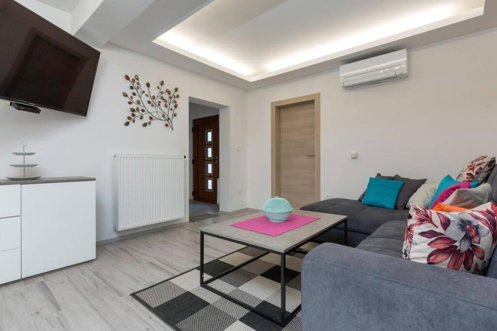 Predivan Novouredeni Apartman U Blizini Mora Banjole Luaran gambar