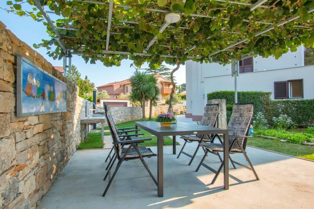 Predivan Novouredeni Apartman U Blizini Mora Banjole Luaran gambar